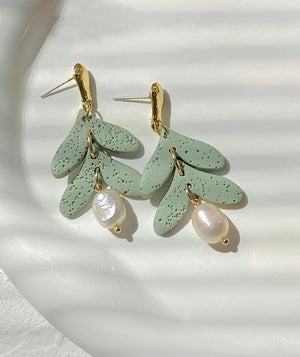 AENSOA Handmade Textured Leaf Polymer Clay Earrings for Women Multicolor Molded Heart Floral Pearl Drop Earrings Jewelry 2022